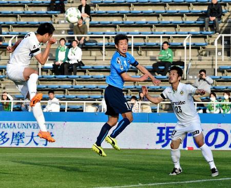 　前半、ゴール前に攻め込む三浦知良（中央）