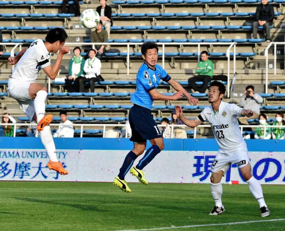 　前半、ゴール前に攻め込む三浦知良（中央）