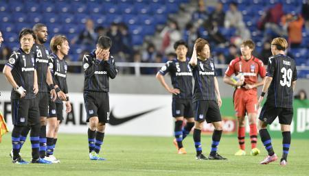　１次リーグ敗退が決まり、肩を落とす遠藤（左）らＧ大阪イレブン＝吹田スタ