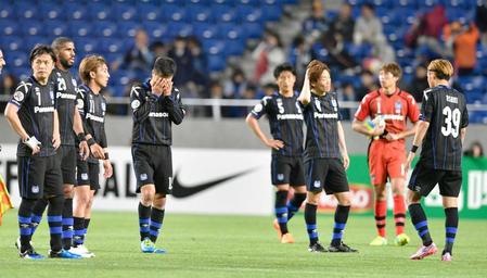 　１次リーグ敗退が決まり、肩を落とす遠藤（左）、宇佐美（右）らＧ大阪イレブン
