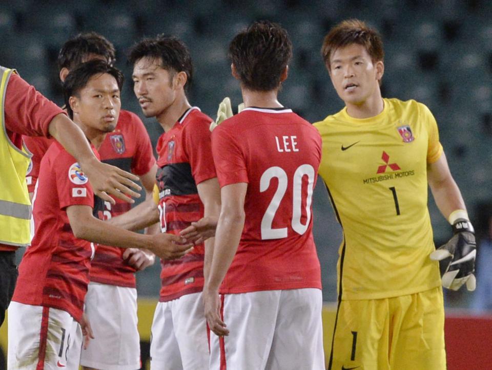 　シドニーＦＣと引き分けタッチするＧＫ西川（右端）ら浦和イレブン。決勝トーナメント進出を決めた（共同）