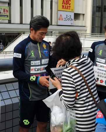 熊本地震の復興支援のため、横浜市内で募金活動する横浜ＦＣ・三浦