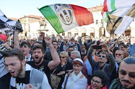 　優勝を喜ぶユベントスのサポーターたち＝２５日、トリノ（ＡＰ＝共同）