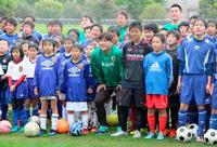 　サッカー教室の子どもたちと記念撮影する、リオデジャネイロ五輪のサッカー男子日本代表の手倉森監督（中央）