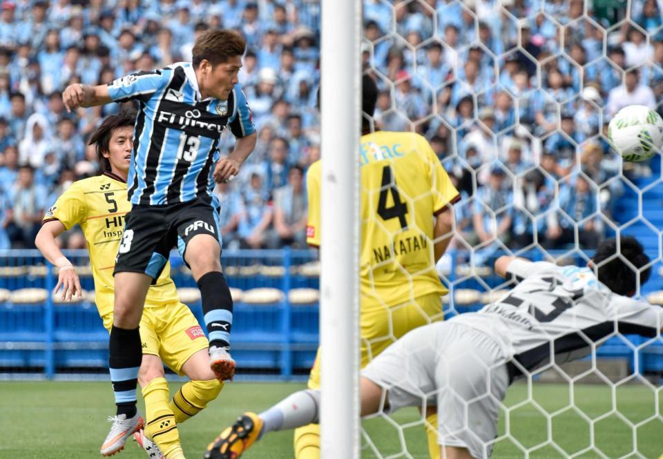 　後半、ヘディングで勝ち越しゴールを決める川崎・大久保（共同）