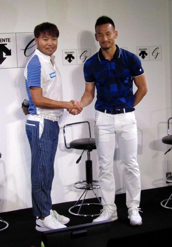 マッチプレー対決を発表した中田英寿氏（右）と片山晋呉