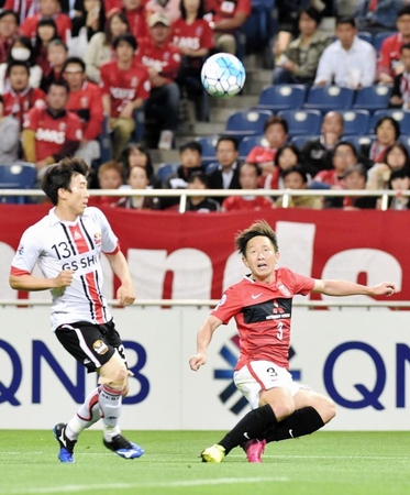 前半、浦和・宇賀神は先制ゴールを決める＝埼玉スタジアム
