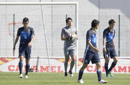 　日本-パラグアイ　前半、先制ゴールを許し厳しい表情のＧＫ櫛引（左から２人目）ら日本イレブン＝オバーニュ（共同）