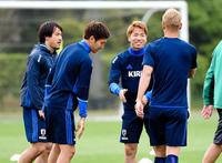 合宿に合流し本田圭佑（右）らにあいさつする浅野拓麿（撮影・棚橋慶太）