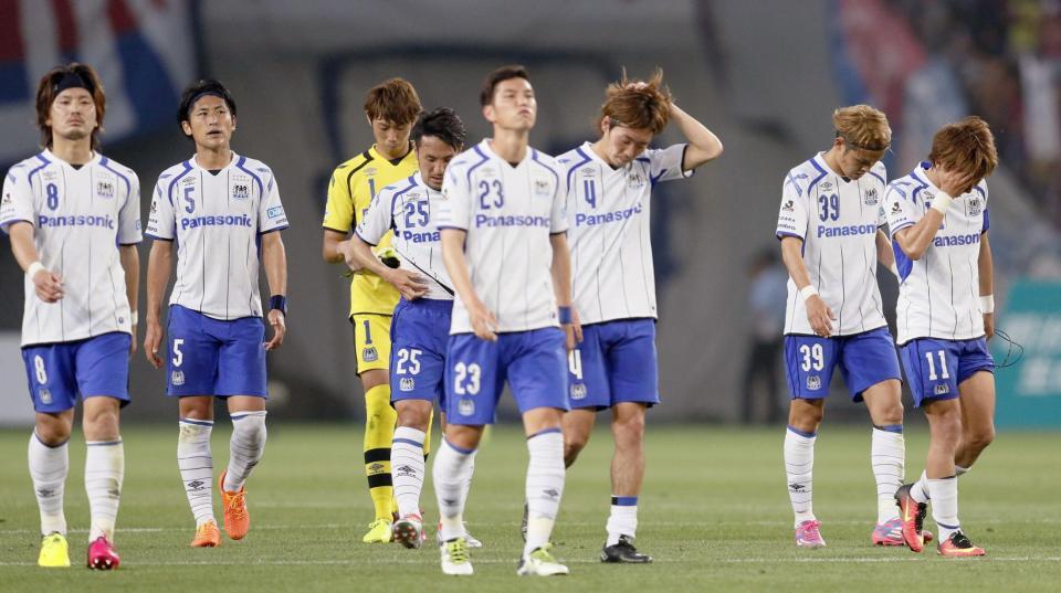 　ＦＣ東京に競り負け、肩を落とす宇佐美（右から２人目）らＧ大阪イレブン＝味スタ