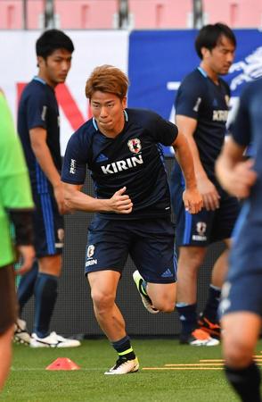 　練習で汗を流す浅野