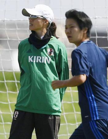 　米国戦に向けた練習を見るサッカー女子日本代表の高倉監督（左）＝コマースシティー（共同）