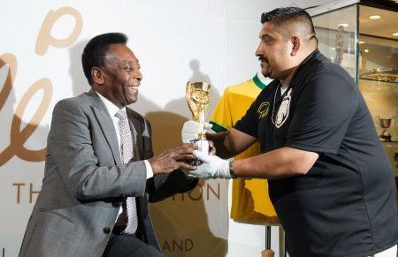 　自身の思い出の品をオークションに出品するペレ氏（左）＝１日、ロンドン（ゲッティ＝共同）