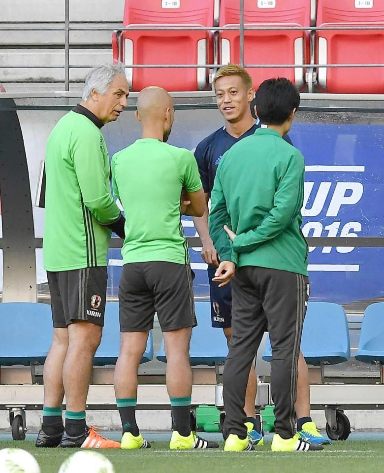 　練習中に本田（右から２人目）と話すハリルホジッチ監督