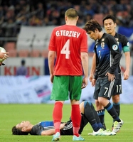 日本対ブルガリア　前半、地面に倒れる日本・香川（左下）＝豊田スタジアム（撮影・堀内翔）