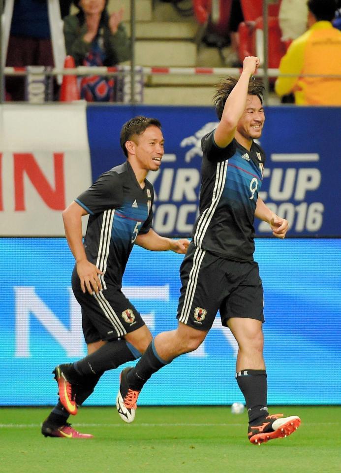 前半、先制ゴールを決めた日本・岡崎。左は長友（撮影・堀内翔）