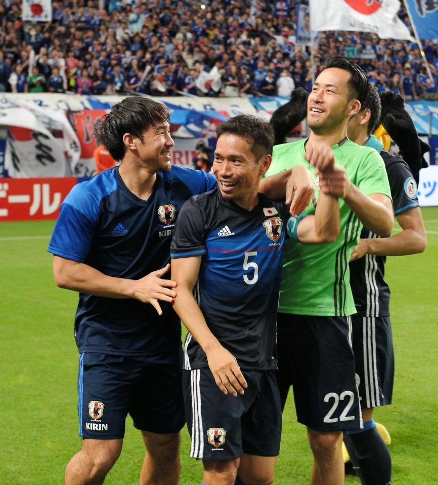 試合後、岡崎（左）と吉田（右）から冷やかしを受ける日本・長友＝豊田スタジアム（撮影・堀内翔）