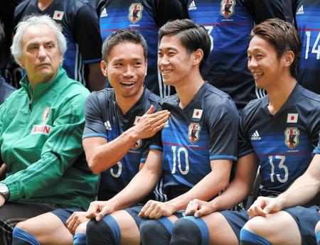 練習前に観客から「アモーレ」と声をかけられ苦笑いの日本・長友。右は香川＝豊田スタジアム（撮影・堀内翔）