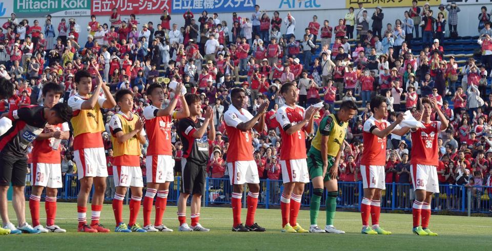 Ｊ２熊本は５月２２日、震災後初のホーム戦、水戸戦を日立柏サッカー場で代替開催。イレブンは試合後、サポーターにあいさつ