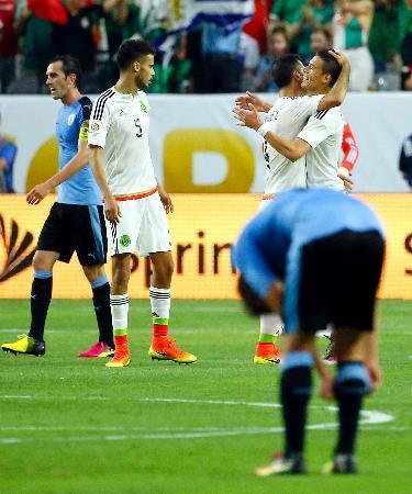 　サッカーの南米選手権第3日、ウルグアイに競り勝ち喜ぶメキシコチーム＝５日、米アリゾナ州グレンデール（ＡＰ＝共同）
