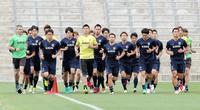 ボスニア・ヘルツェゴビナ戦にむけウォーミングアップするサッカー日本代表イレブン＝大阪市内のグラウンド（撮影・持木克友）