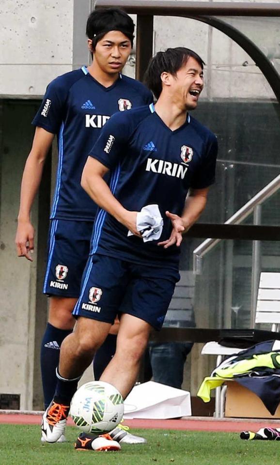 　ボール回しの練習で見事ボールを奪い大笑いする岡崎