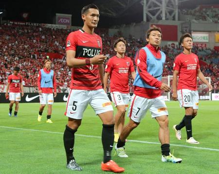 　鹿島に敗れ、厳しい表情で引き揚げる槙野（５）ら浦和イレブン＝埼玉スタジアム