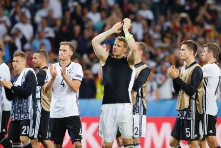 サッカー、ドイツが白星発進