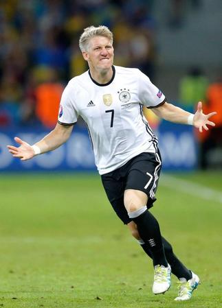 　ウクライナ戦で得点し、喜ぶドイツのシュバインシュタイガー（ＡＰ＝共同）