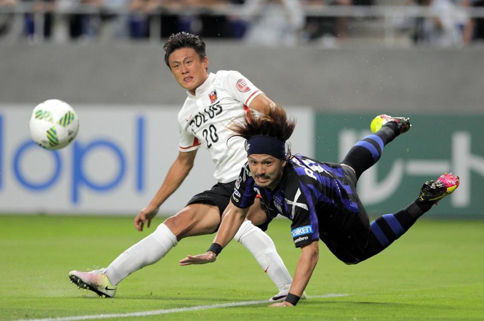 　前半、Ｇ大阪・岩下（右）とゴール前へのクロスを競り合う李