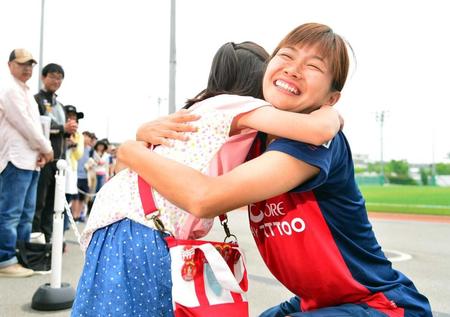 　サポーターの女の子（左）と抱き合うＩＮＡＣ神戸の川澄