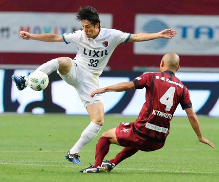 前半、攻め込む鹿島・金崎（33）