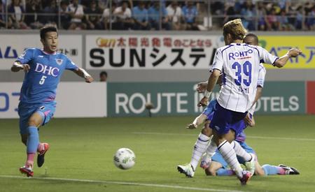 　前半、先制のゴールを決めるＧ大阪・宇佐美（39）