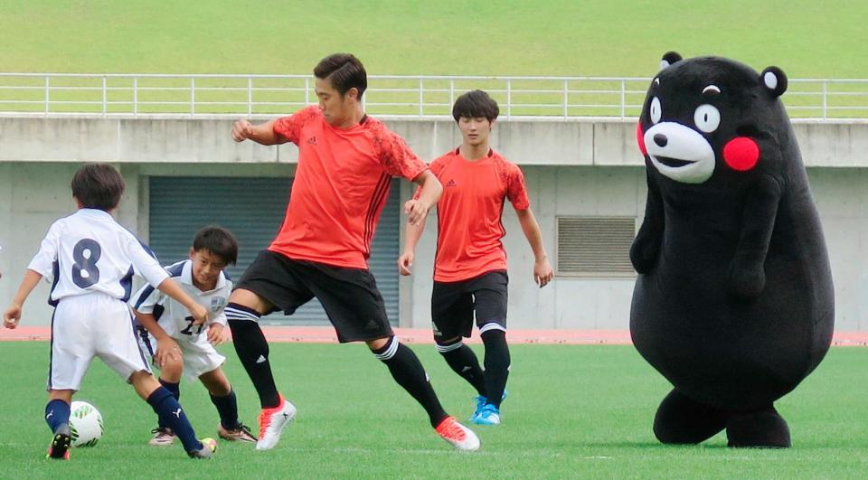 　小学生や「くまモン」とプレーする香川真司（左から３人目）