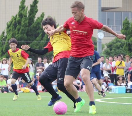 　主催したフットサル大会でプレーするサッカー日本代表の本田圭佑選手＝３日、千葉市