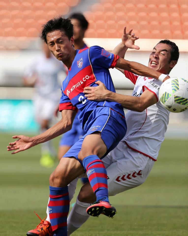 　競り合うＦＣ東京Ｕ－２３の室屋（左）