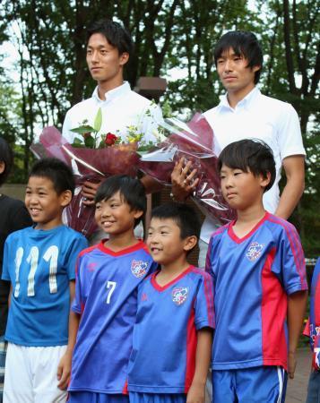 　東京都小平市役所を表敬訪問し、写真に納まるサッカー男子の中島（後列右）と室屋＝７日午後
