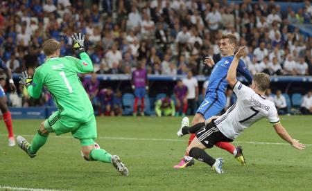 サッカー、仏が独を破って決勝へ