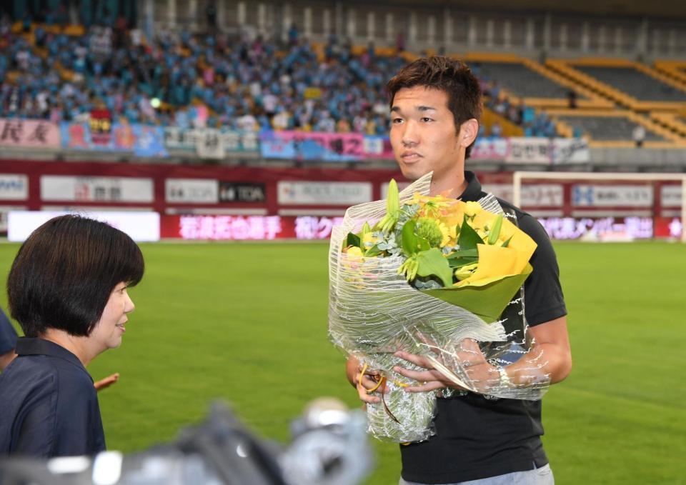 試合前に母親から花束を受け取る岩波