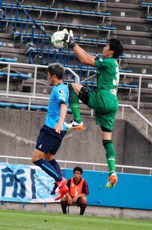 相手ＧＫと競り合う横浜ＦＣ・三浦＝ニッパツ三ツ沢球技場