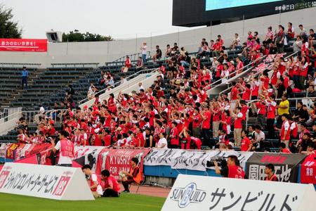 アウェーにもかかわらず多くの熊本サポーターが駆けつけた＝ニッパツ三ツ沢球技場