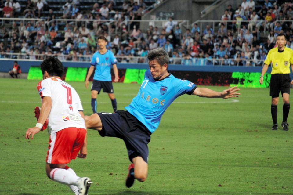 　敵陣で相手選手と競り合う横浜ＦＣ・三浦