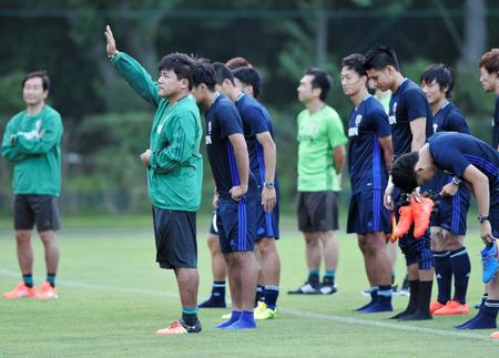 　練習後、スタンドのファンにあいさつする手倉森監督（左から２人目）