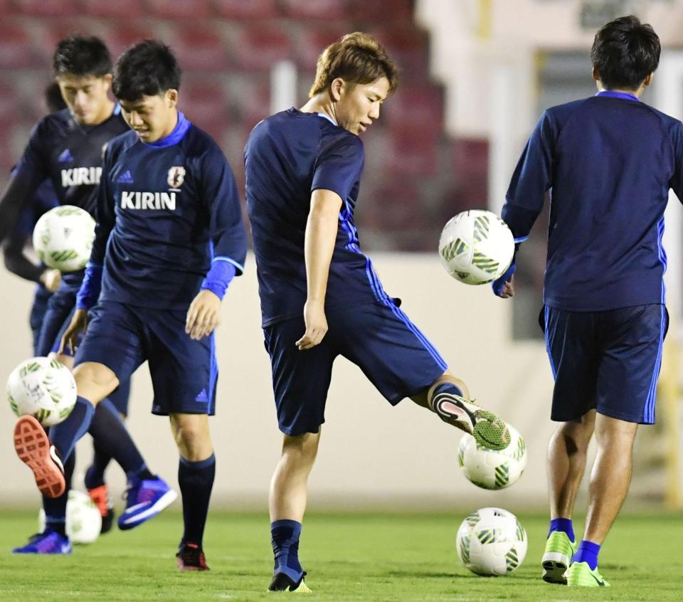 　合宿地のアラカジュで初練習するサッカー男子リオ五輪日本代表の浅野（中央）（共同）