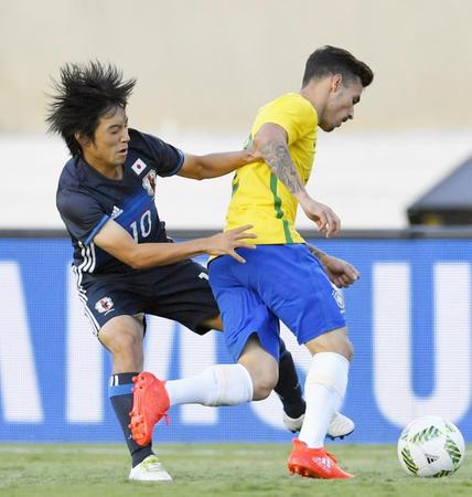 　日本－ブラジル　後半、ボールを奪われる中島＝ゴイアニア（共同）