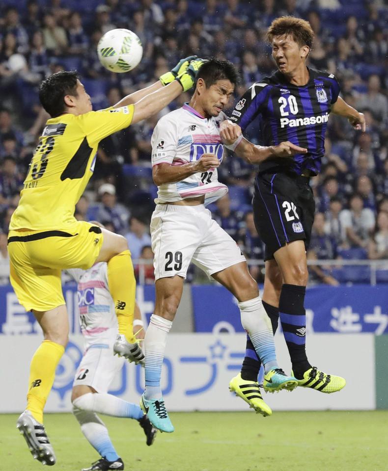 　Ｇ大阪－鳥栖　試合終了間際、決勝のヘディングシュートを決めるＧ大阪・長沢（右）＝吹田スタ