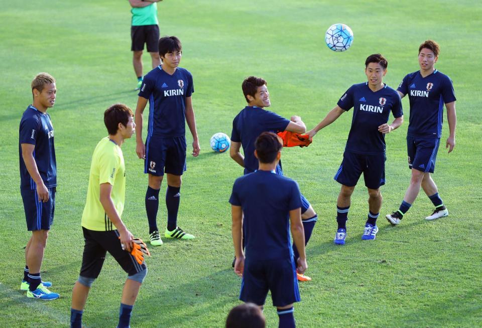 　アラブ首長国連邦戦に向けて調整する本田（左端）ら＝さいたま市