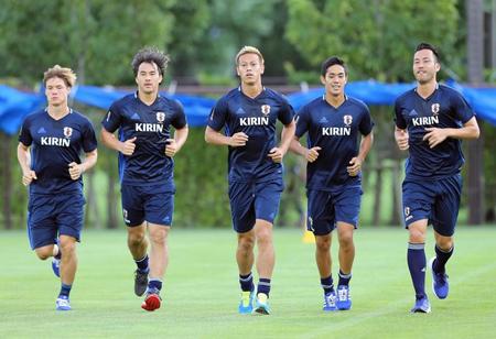 　ランニングで汗を流す（左から）酒井高、岡崎、本田、武藤、吉田