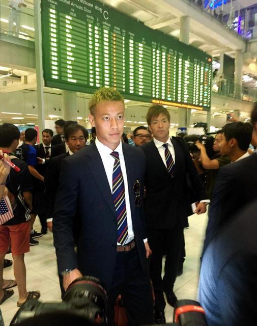 サッカー日本代表がタイ入り　大歓声にもハリル監督ら表情引き締める