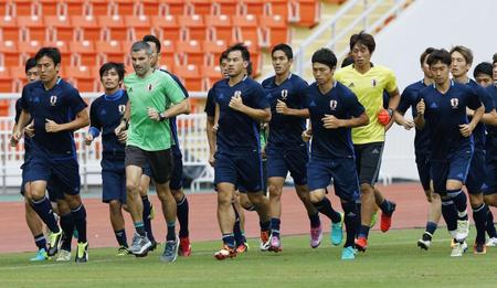 　タイ戦に向け調整する（手前左から）長谷部、（１人おいて）岡崎、森重、香川ら＝バンコク（共同）